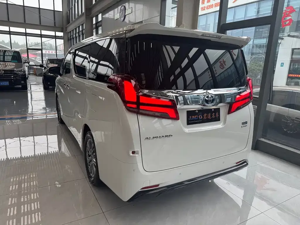 Toyota Alphard — фото 4