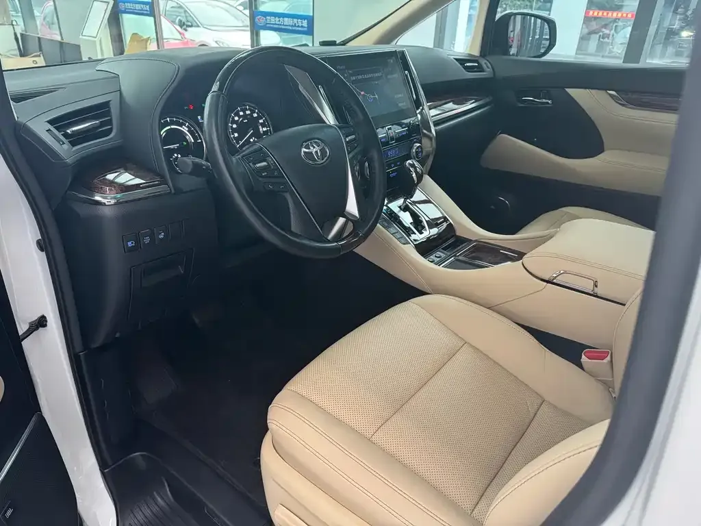 Toyota Alphard — фото 8