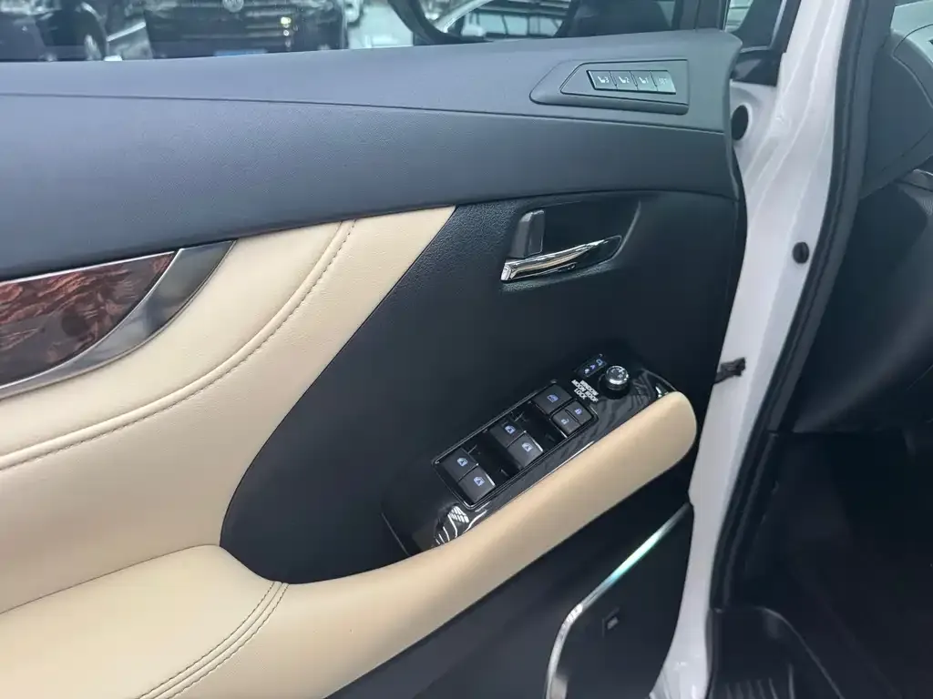Toyota Alphard — фото 2