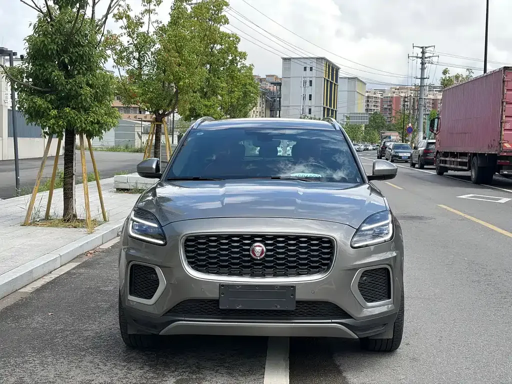 Jaguar E-PACE — фото 8