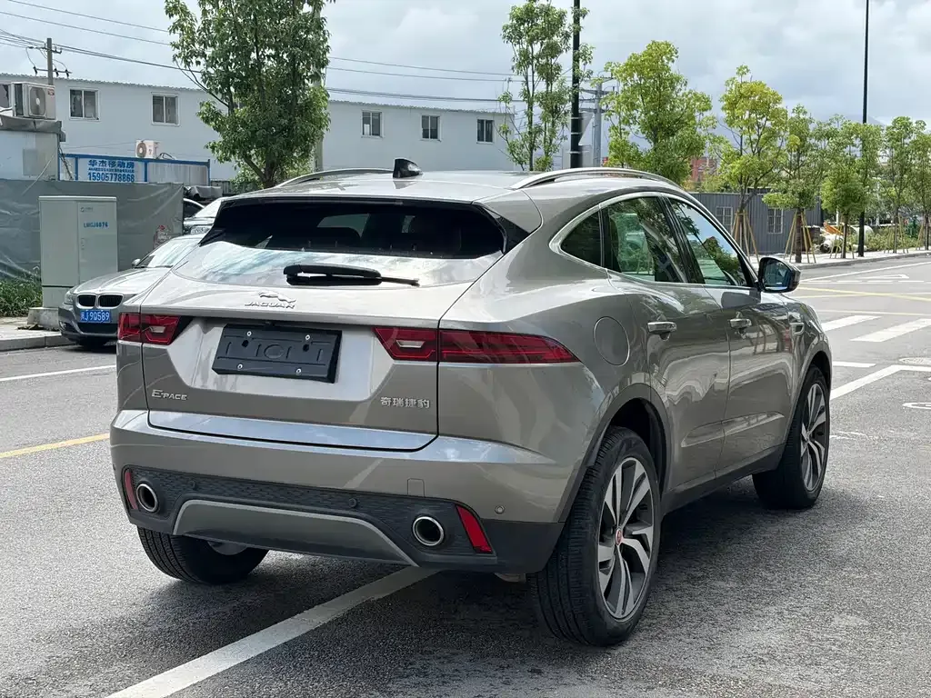 Jaguar E-PACE — фото 9