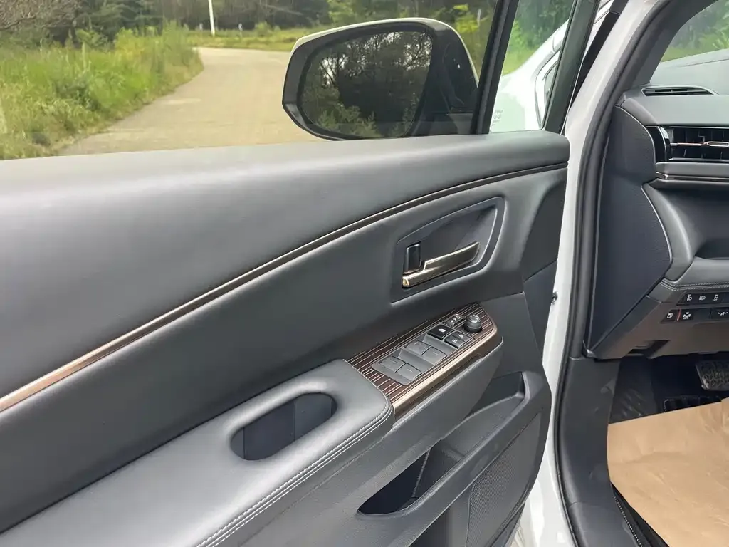 Toyota Granvia — фото 10