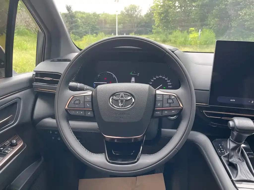 Toyota Granvia — фото 7