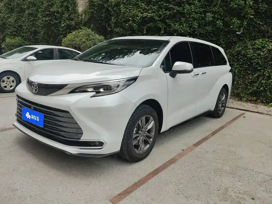 Toyota Sienna — фото 1