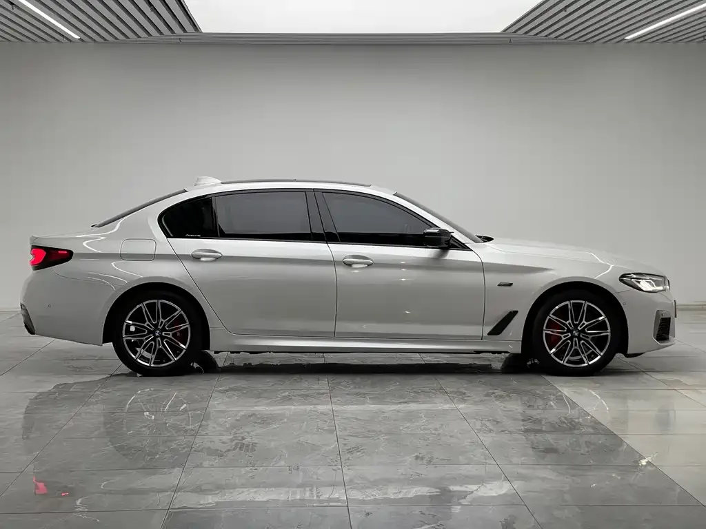 BMW 5 Series New Energy — фото 7