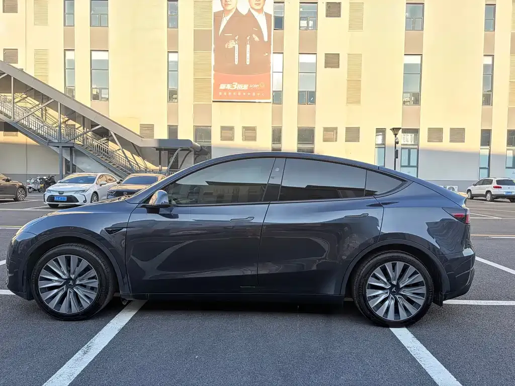Tesla Model Y — фото 8
