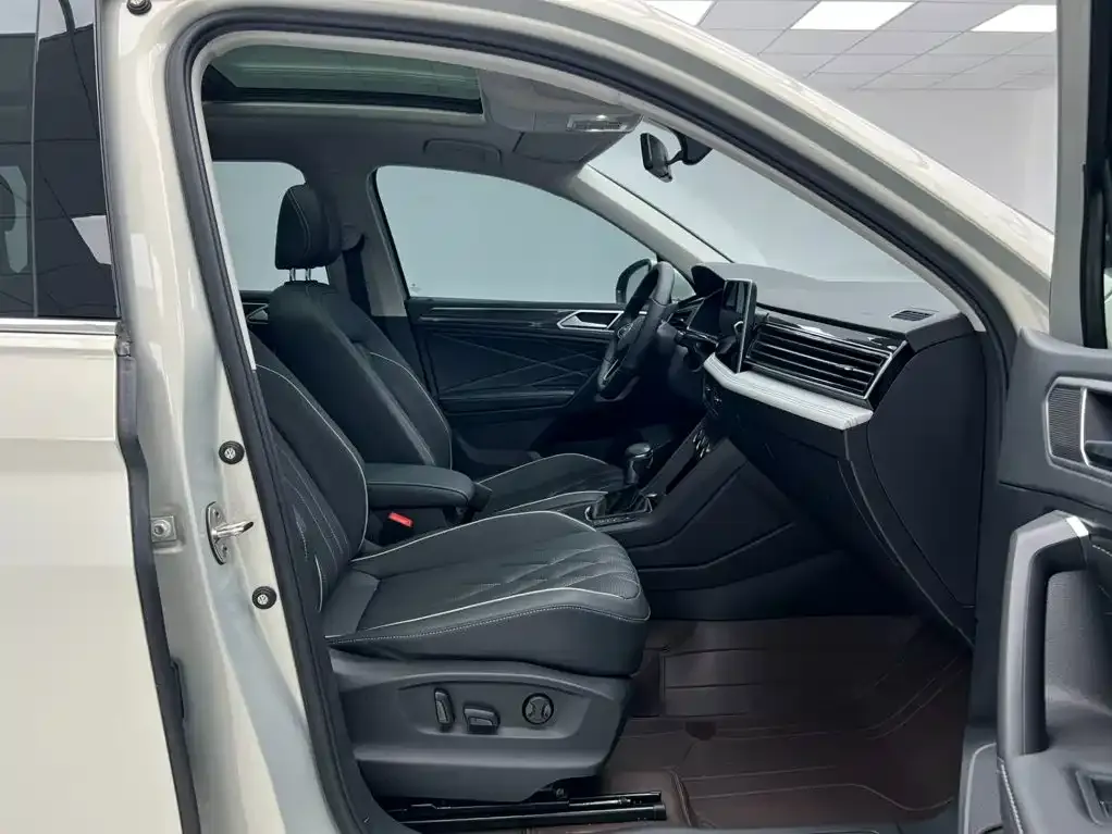 Volkswagen Tiguan L — фото 8