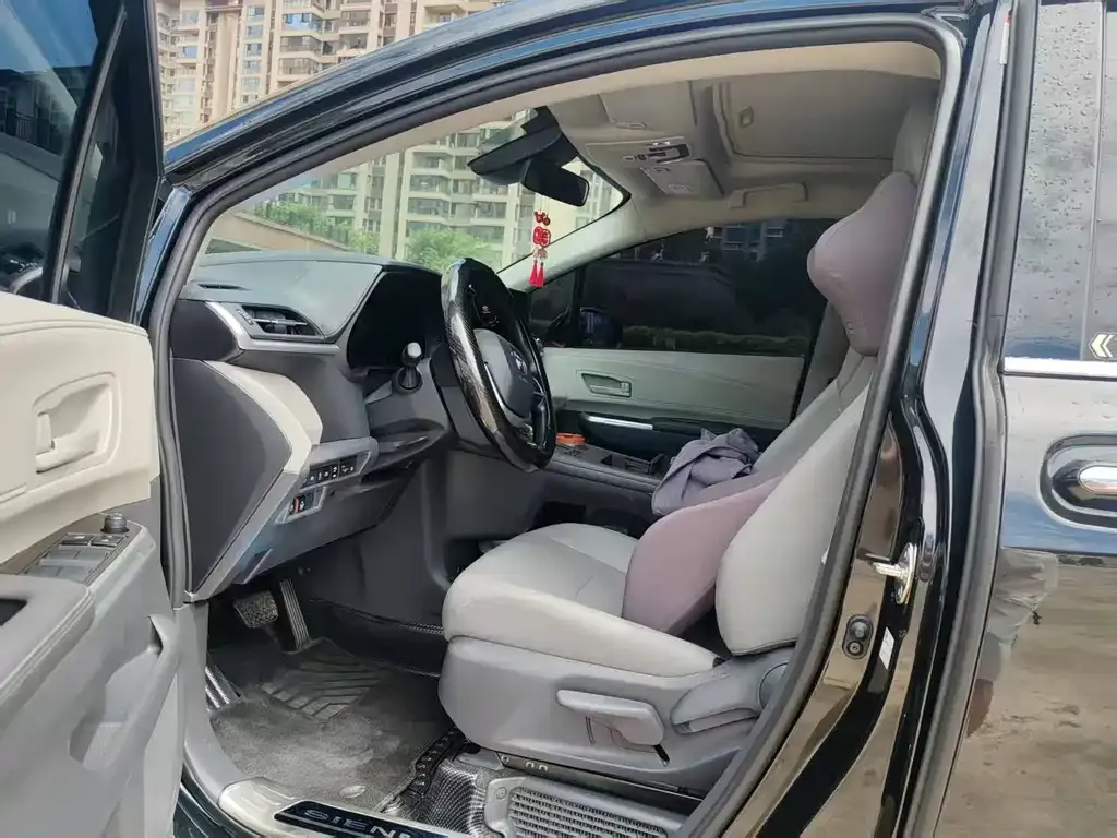 Toyota Granvia — фото 2