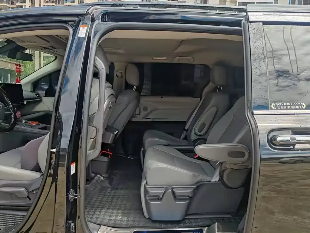 Toyota Granvia — фото 5