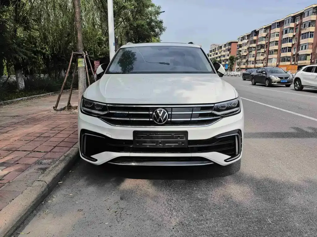 Volkswagen Tiguan L PHEV — фото 6