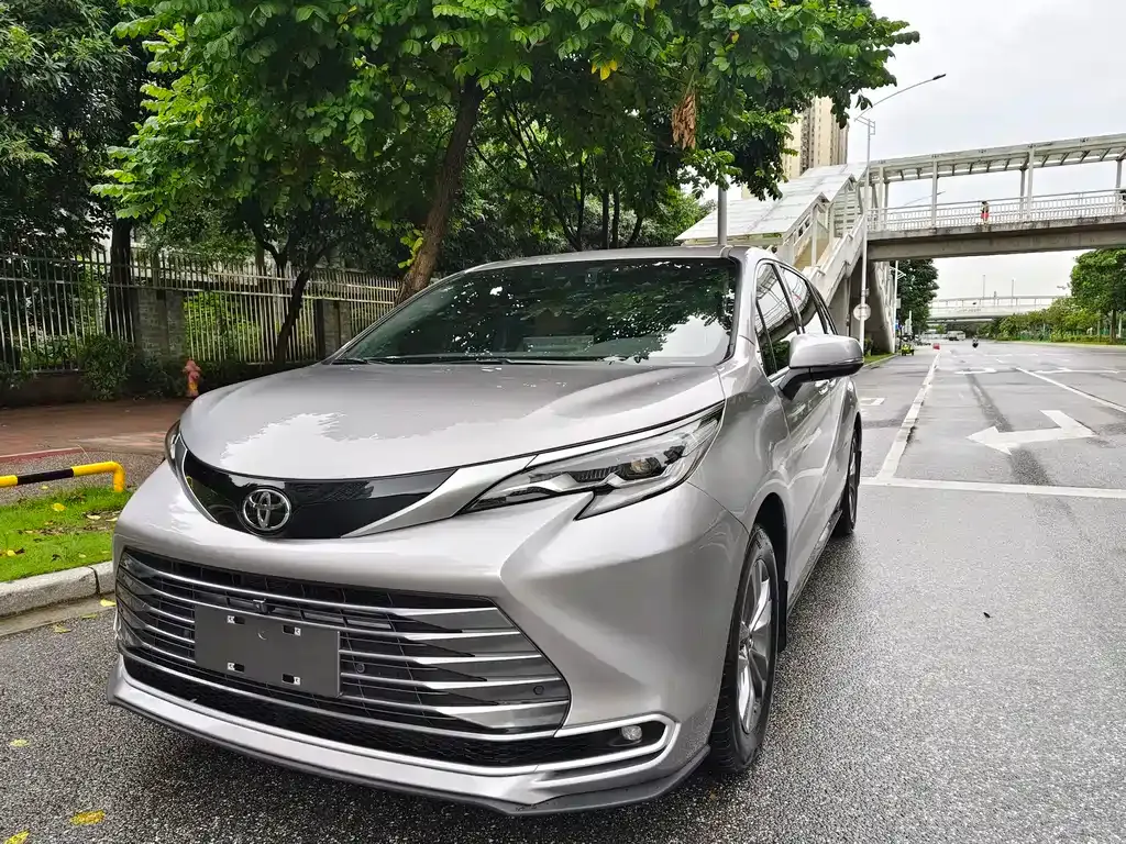 Toyota Sienna — фото 1