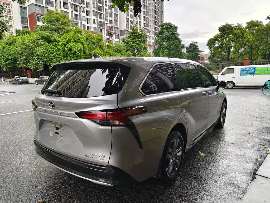 Toyota Sienna — фото 10