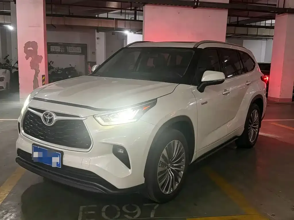 Toyota Highlander — фото 1