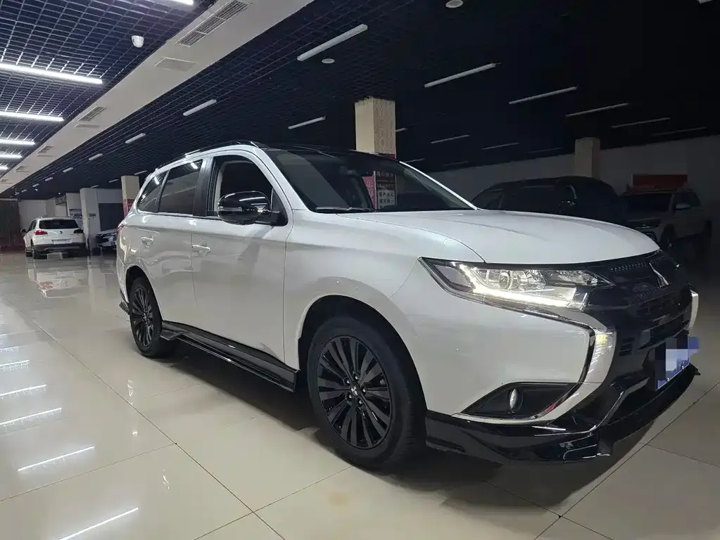 Mitsubishi Outlander — фото 10