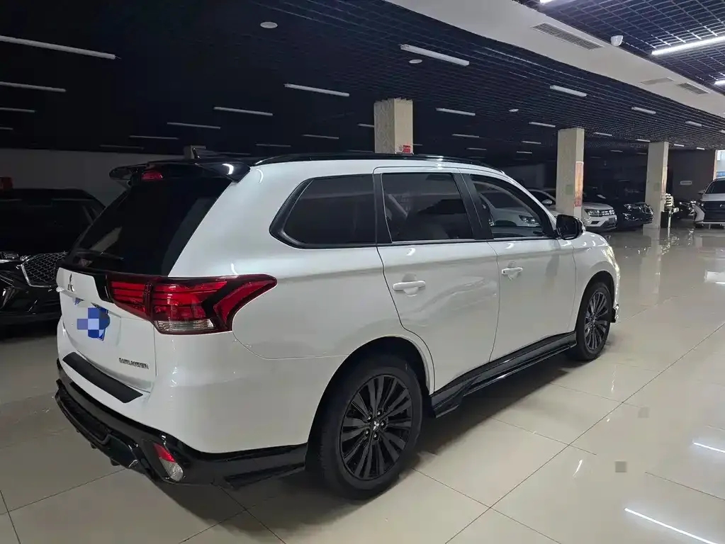 Mitsubishi Outlander — фото 4