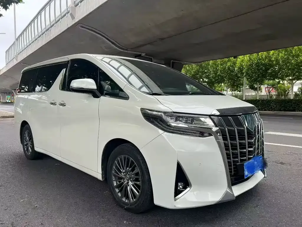 Toyota Alphard — фото 1