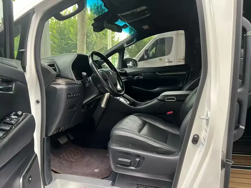 Toyota Alphard — фото 4
