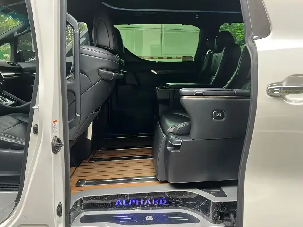 Toyota Alphard — фото 3