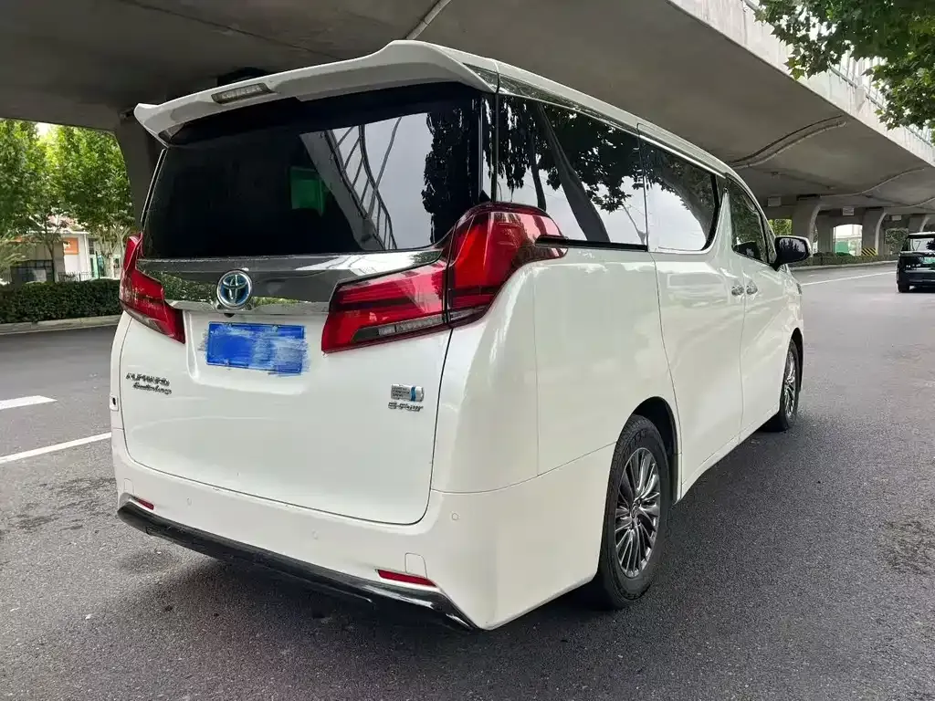 Toyota Alphard — фото 5