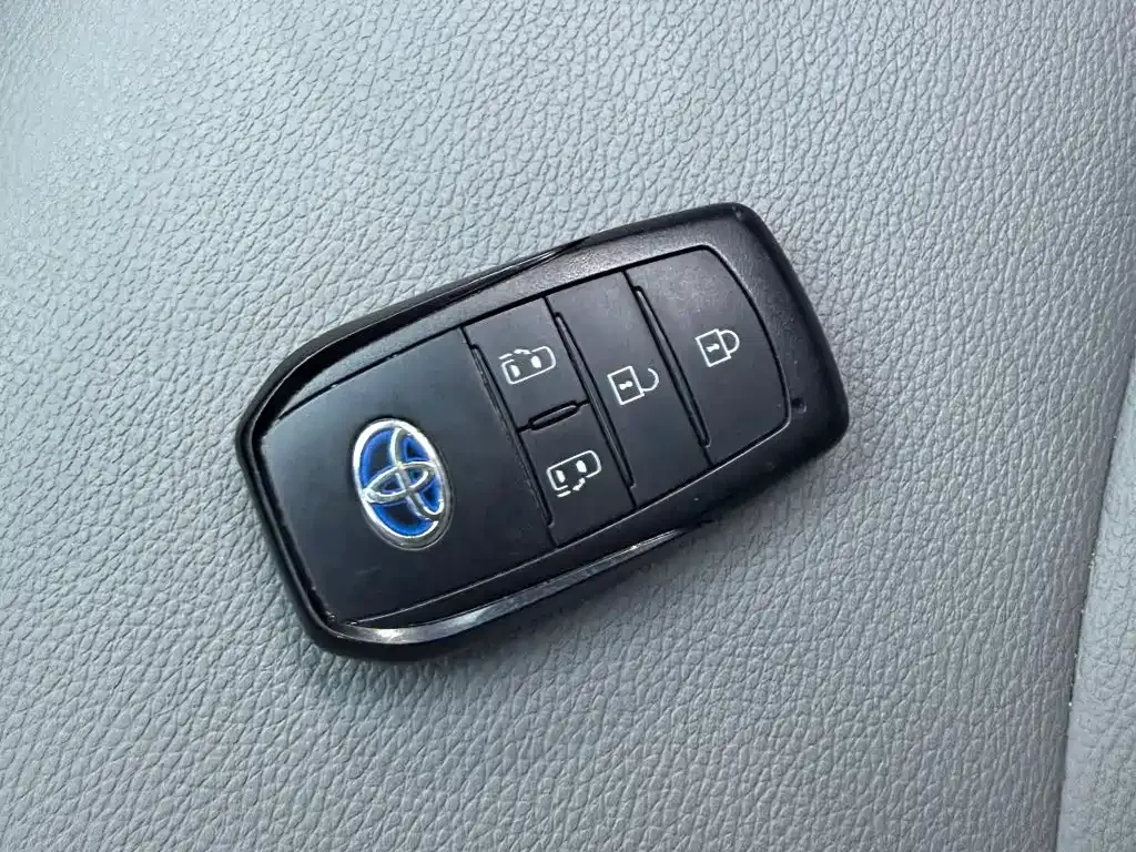 Toyota Granvia — фото 10