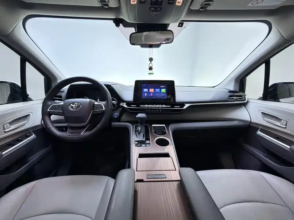 Toyota Granvia — фото 4
