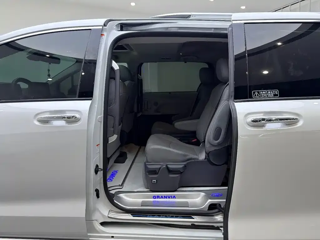Toyota Granvia — фото 6