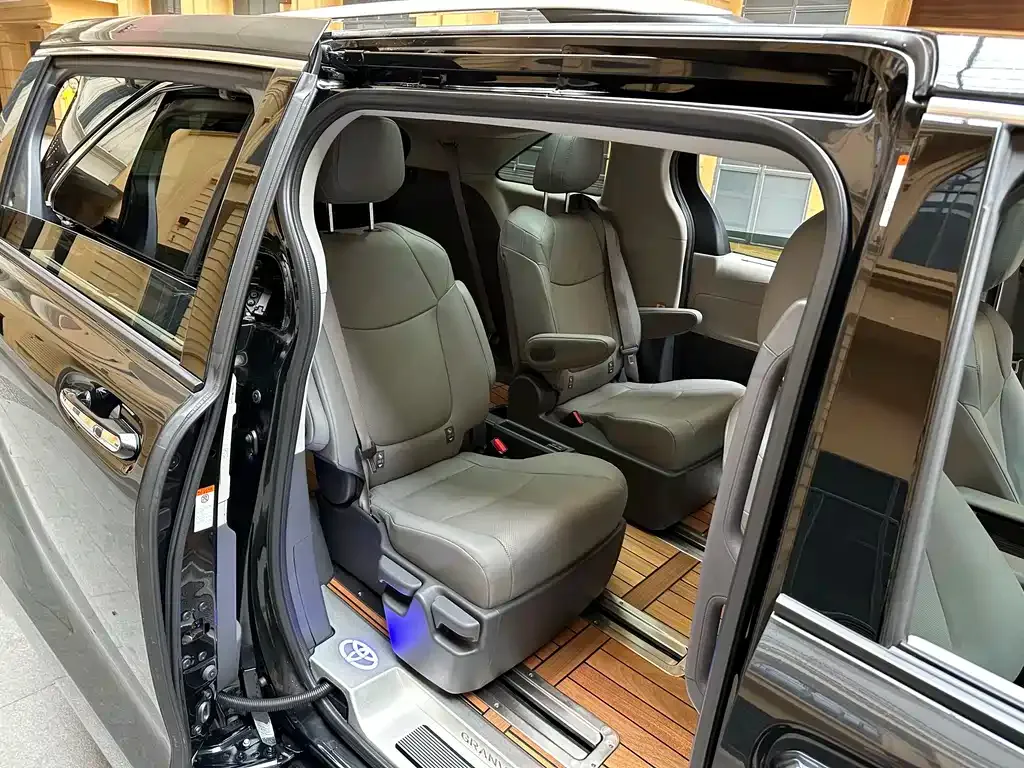 Toyota Granvia — фото 9