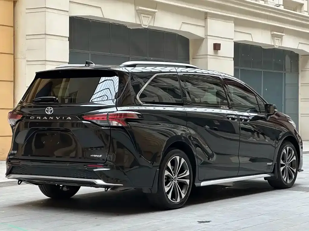 Toyota Granvia — фото 3