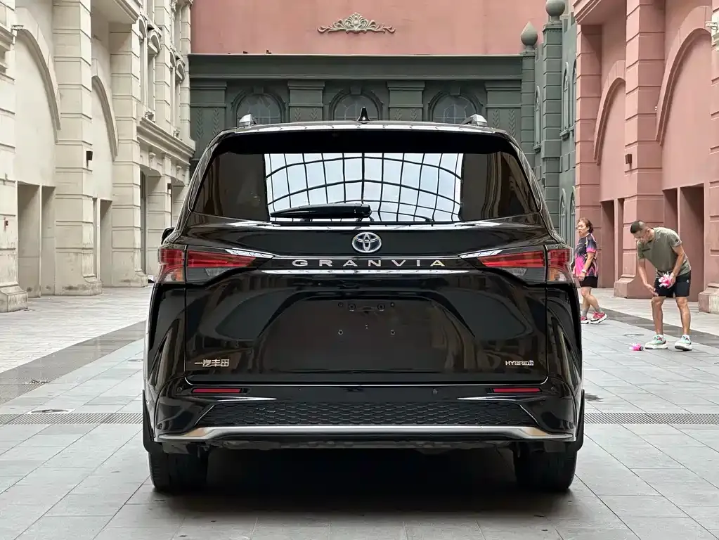 Toyota Granvia — фото 7