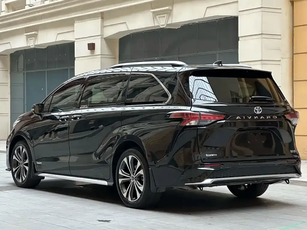 Toyota Granvia — фото 10
