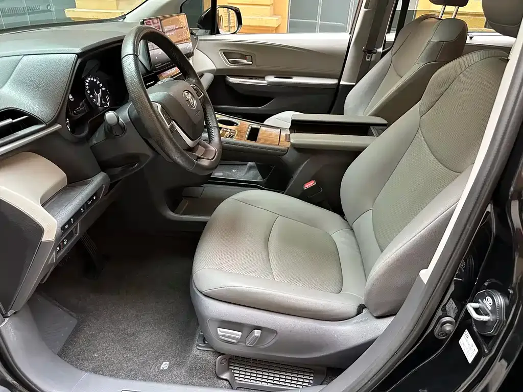 Toyota Granvia — фото 6