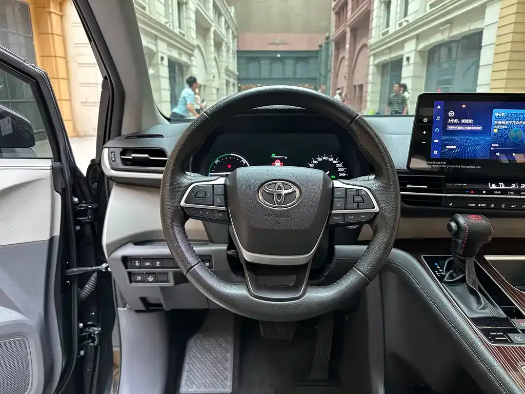 Toyota Granvia — фото 4