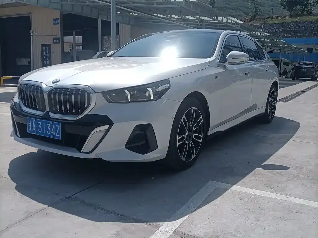 BMW 5 Series — фото 1