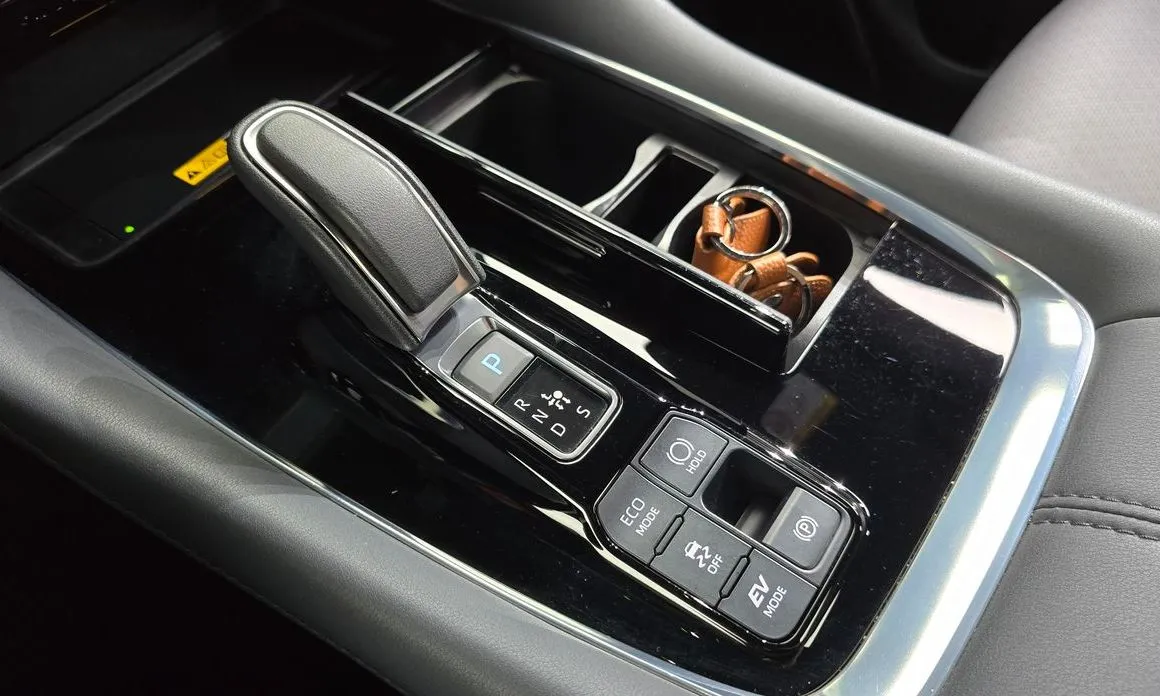 Toyota Alphard — фото 9