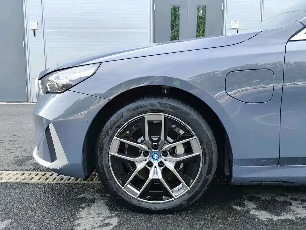 BMW i5 — фото 2