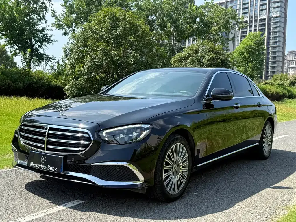 Mercedes-Benz E-Class — фото 1