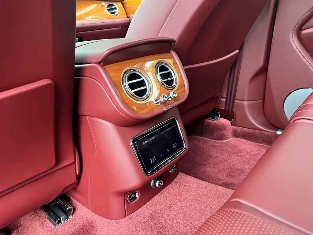 Bentley Bentayga — фото 10