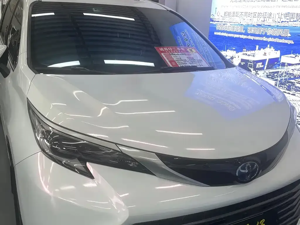 Toyota Sienna — фото 1