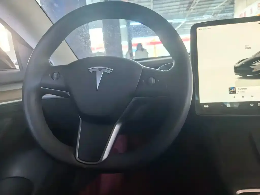 Tesla Model 3 — фото 4