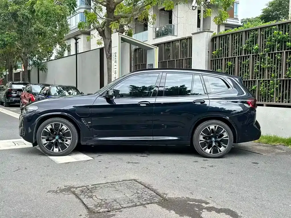 BMW iX3 — фото 9