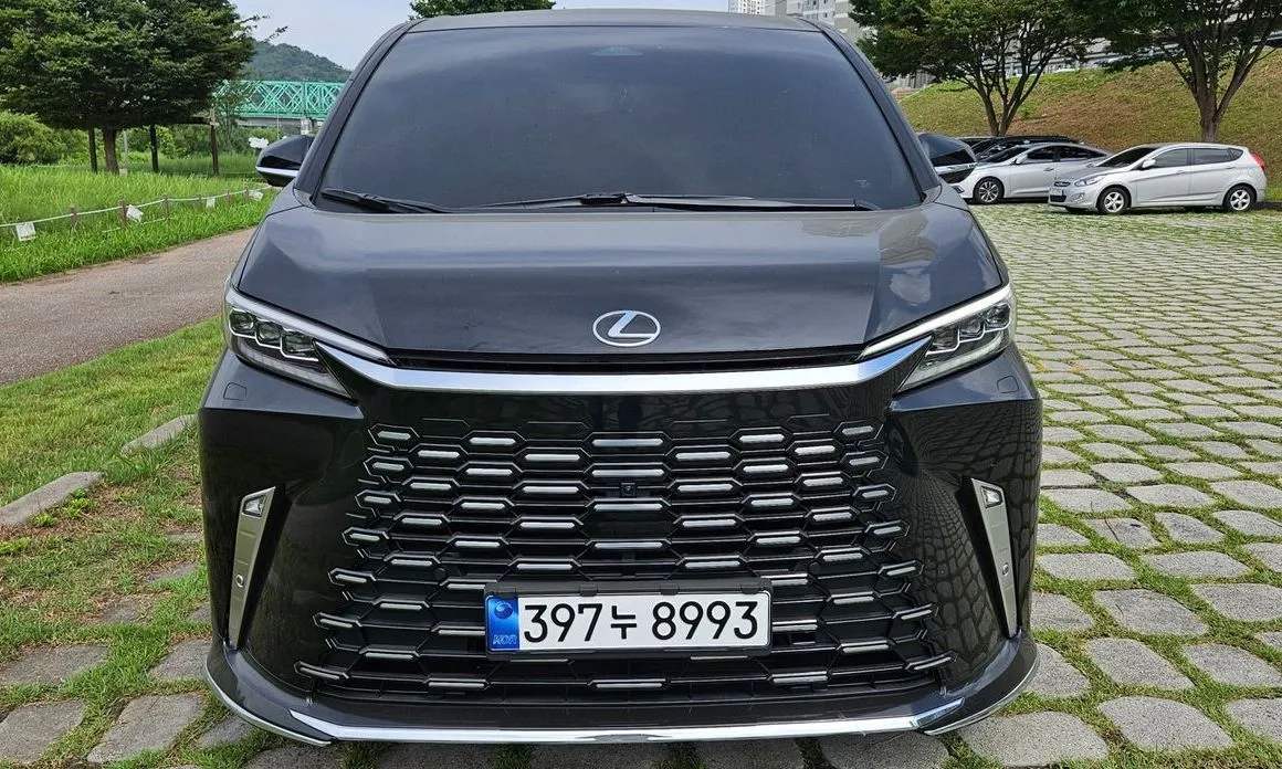 Lexus LM — фото 1