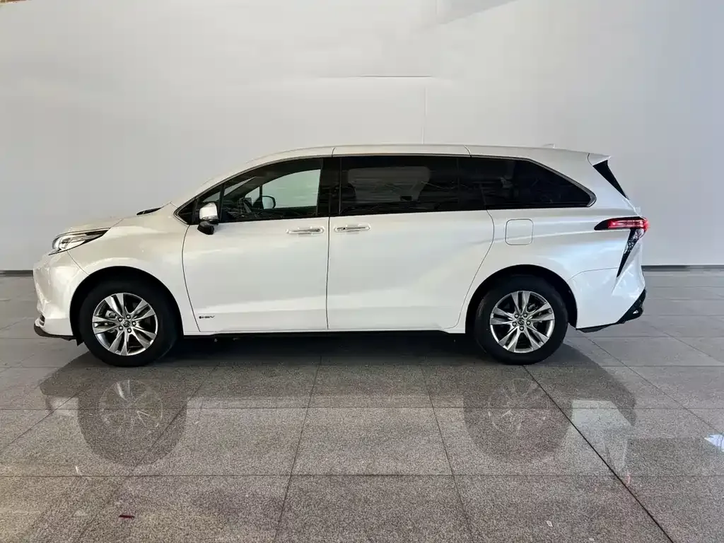 Toyota Sienna — фото 9