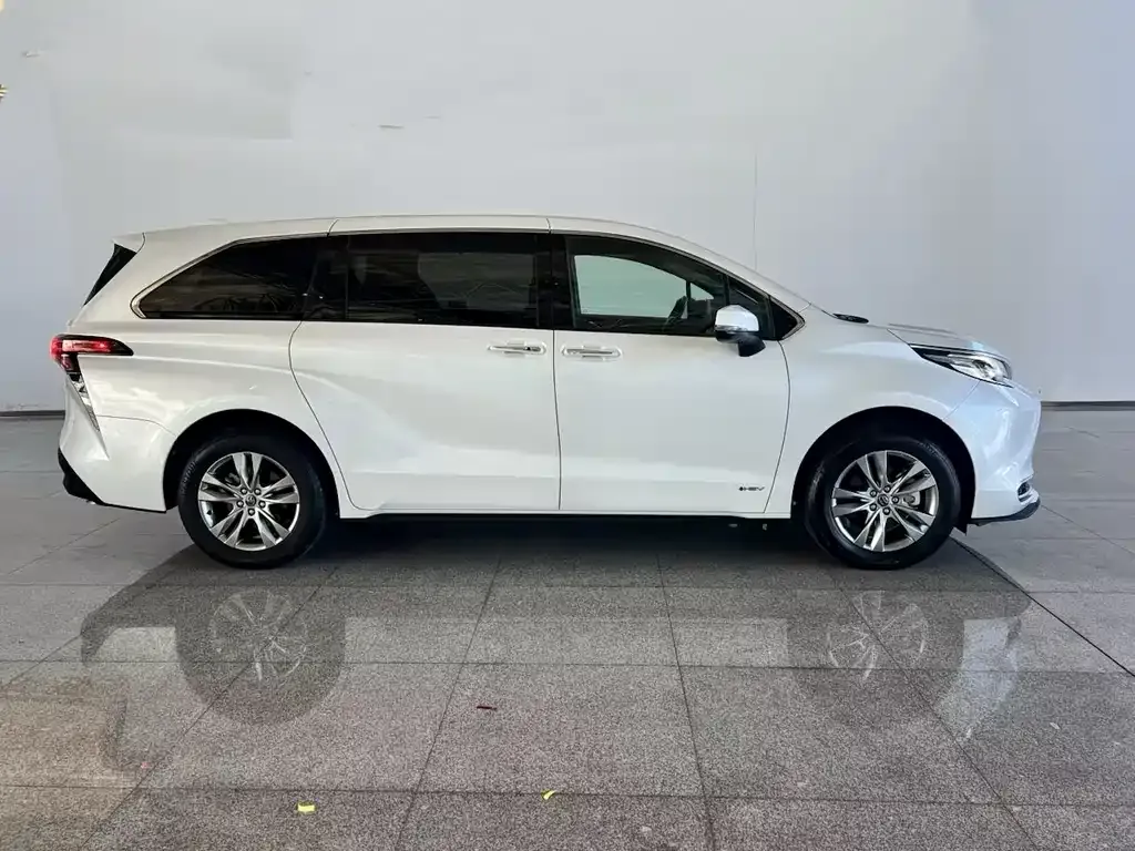 Toyota Sienna — фото 3