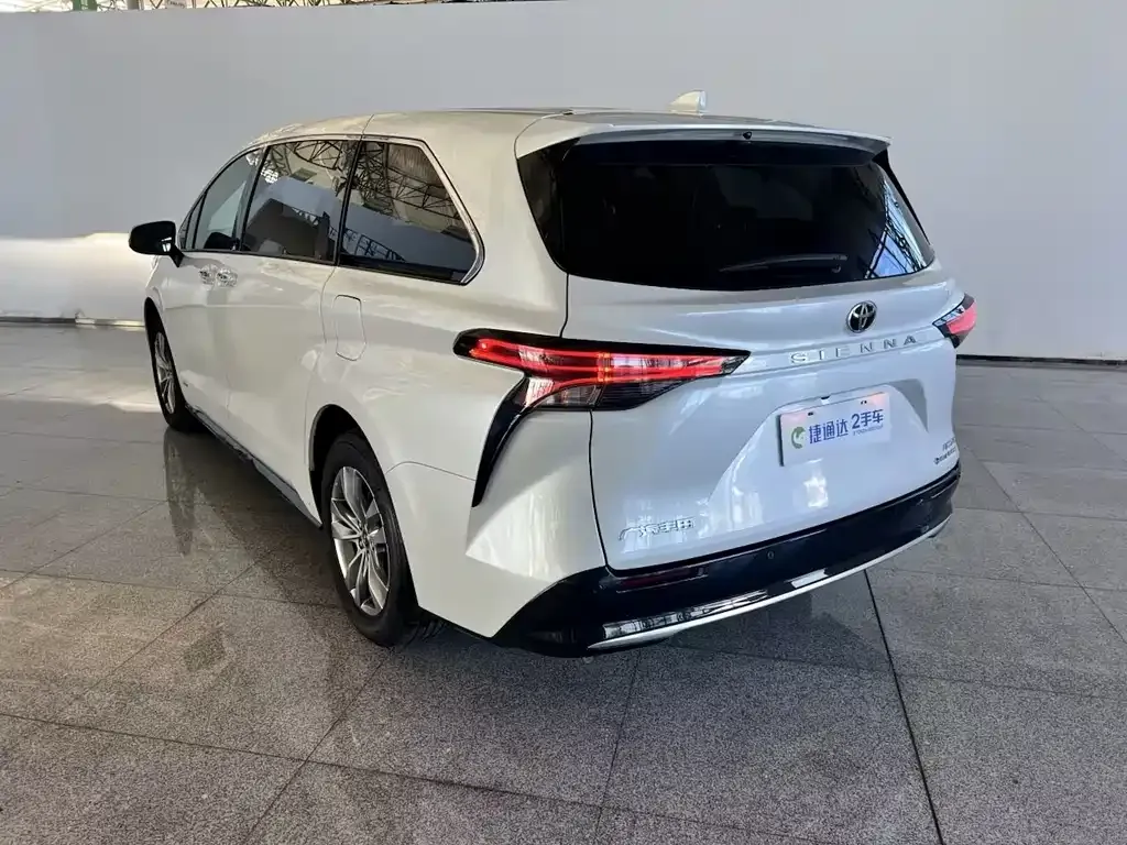 Toyota Sienna — фото 10