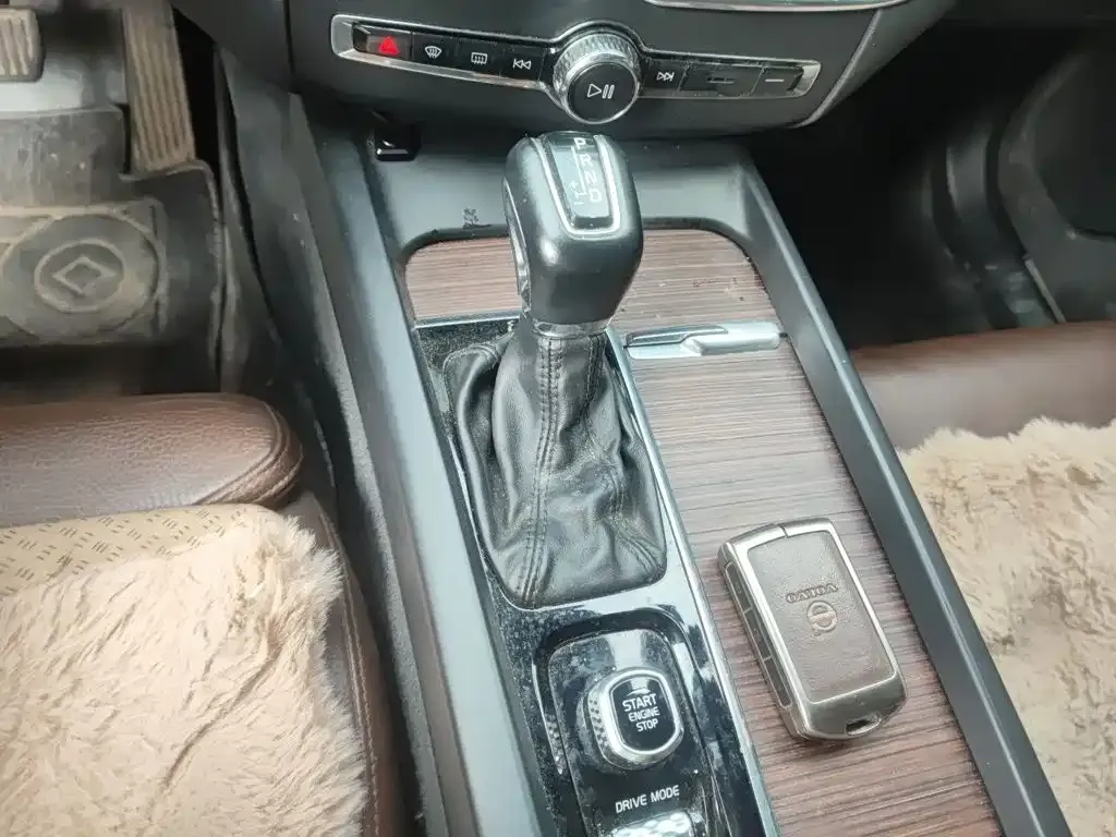 Volvo XC60 — фото 10