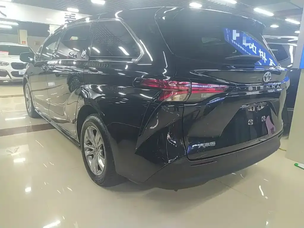 Toyota Sienna — фото 10