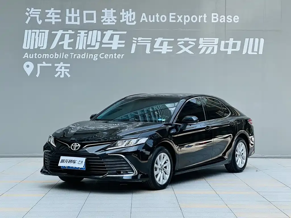 Toyota Camry — фото 1