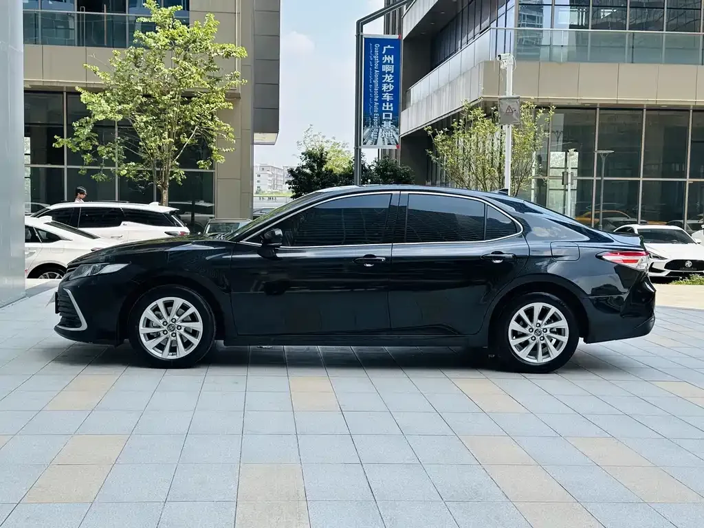 Toyota Camry — фото 8