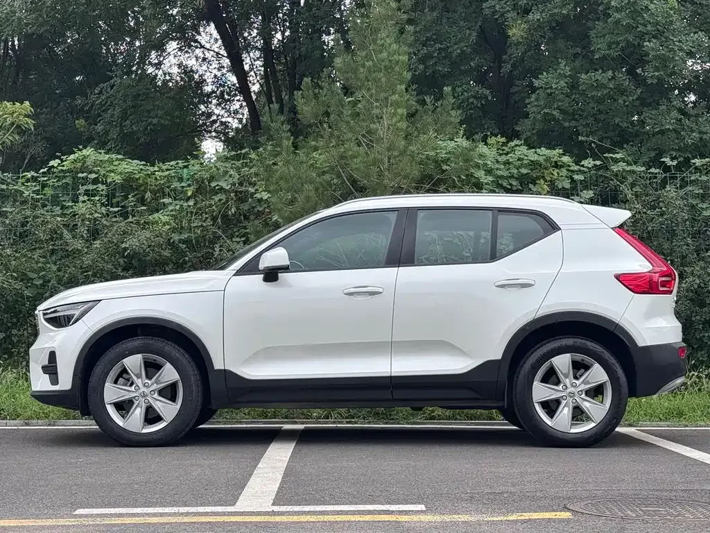 Volvo XC40 — фото 7