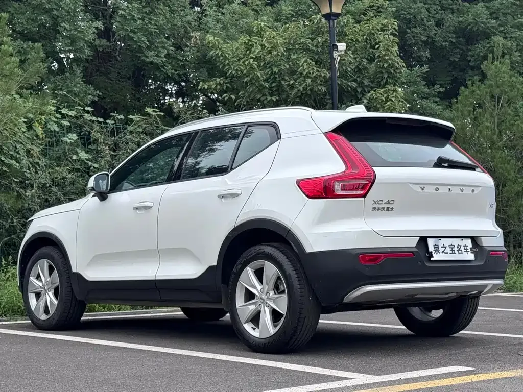 Volvo XC40 — фото 8